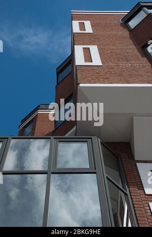 Architettura postmoderna Red Brick Windows Geometric Elsinore House, 77 Fulham Palace Rd, Hammersmith, Londra W6 8JA TP Bennett Foto Stock