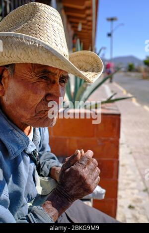 Ritratto di un vecchio contadino con un cappello di paglia nella città di Santiago Matatlan. Foto Stock