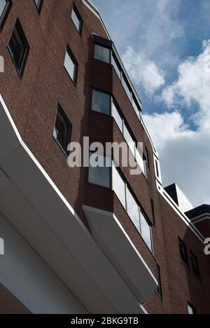 Architettura postmoderna Red Brick Windows Geometric Elsinore House, 77 Fulham Palace Rd, Hammersmith, Londra W6 8JA TP Bennett Foto Stock