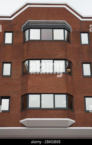 Architettura postmoderna Red Brick Windows Geometric Elsinore House, 77 Fulham Palace Rd, Hammersmith, Londra W6 8JA TP Bennett Foto Stock