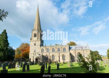 Vista esterna della chiesa parrocchiale di Santa Maria a Masham, nello Yorkshire settentrionale Foto Stock