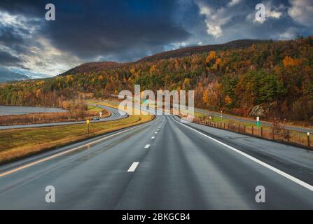 New York,Stati Uniti,Ottobre 24,2009.Highway in Upstate New York in autumn.Credit:Mario Beauregard/Alamy News Foto Stock