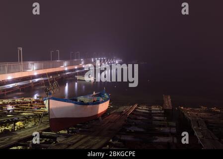 Porto di Ahtopol, Bulgaria di notte. Tempo appannato Foto Stock