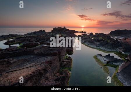 Bellissima alba sul mare. Magnifico paesaggio nuvoloso vicino alla riva. Foto Stock
