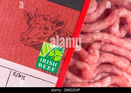 Macro primo piano del logo irlandese della carne bovina sull'imballaggio in plastica della barbabietola ASDA mince. Metafora dell'industria della carne irlandese, produttori irlandesi di carne bovina, esportazioni irlandesi di carne Foto Stock