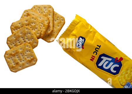 Confezione di biscotti salati originali TUC by Jacobs aperta con contenuto versato su sfondo bianco Foto Stock