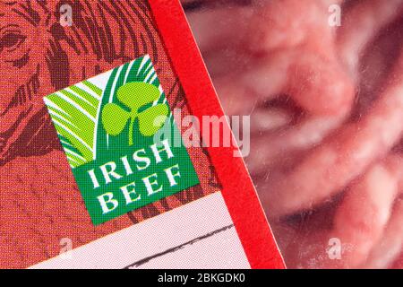 Primo piano del logo della carne bovina irlandese sull'imballaggio in plastica della carne macinata ASDA. Per l'industria irlandese della carne, i produttori irlandesi di carne bovina e le esportazioni di carne, i prodotti a base di carne. Foto Stock