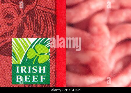 Primo piano del logo della carne bovina irlandese sull'imballaggio in plastica della carne macinata ASDA. Per l'industria irlandese della carne, i produttori irlandesi di carne bovina e le esportazioni di carne, i prodotti a base di carne. Foto Stock