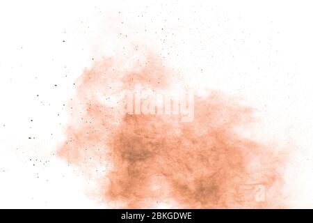 Bloccare il movimento della polvere marrone esplodere. Disegno astratto di marrone nube di polvere contro uno sfondo bianco. Foto Stock