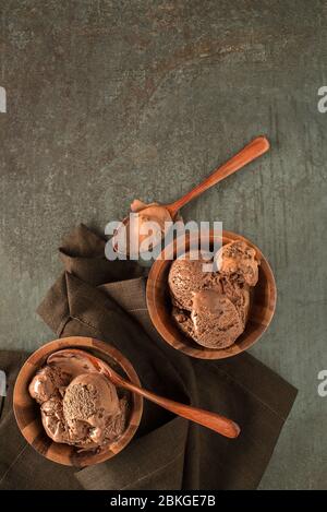 Cioccolato biologico fatto in casa, gelato scoop in ciotola primo piano Foto Stock