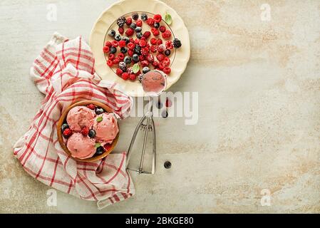 Fresco del gelato morbido o frozen yogurt con frutti di bosco dei sapori Foto Stock