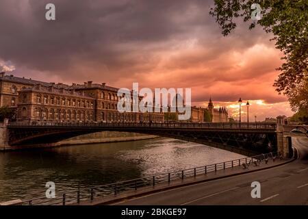 Parigi, Francia - 28 aprile 2020: Vista panoramica della Conciergerie, dell'Hotel Dieu e dei ponti sulla Senna durante le misure di contenimento previste Foto Stock