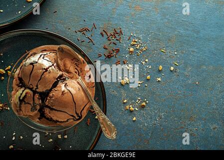 Set di scoop per gelato con aromi di cioccolato. Guarnimento con sciroppo di cioccolato su gelato Foto Stock
