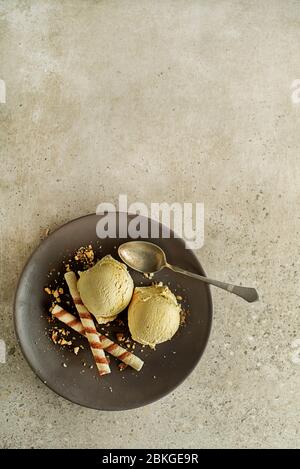 Cialde di gelato alla vaniglia biologica fatta in casa con due strati di wafer Foto Stock