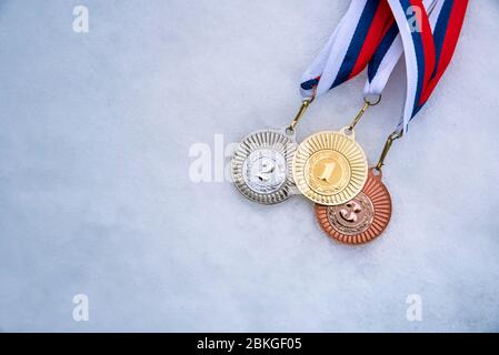 Medaglia d'oro e bronzo sulla neve bianca, cerimonia di medaglia sulla partita invernale, foto sportive, spazio di montaggio bianco, Foto Stock