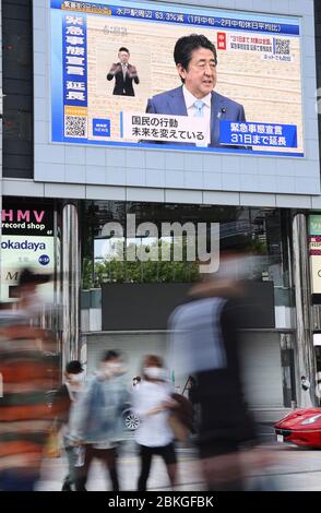 Tokyo, Giappone. 4 maggio 2020. Il primo ministro giapponese Shinzo Abe annuncia di estendere lo stato di emergenza su un grande schermo a Tokyo lunedì 4 maggio 2020. Il governo estenderà lo stato di emergenza fino alla fine di questo mese per combattere il nuovo coronavirus. Credit: Yoshio Tsunoda/AFLO/Alamy Live News Foto Stock