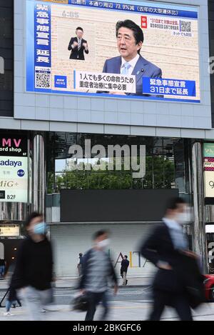 Tokyo, Giappone. 4 maggio 2020. Il primo ministro giapponese Shinzo Abe annuncia di estendere lo stato di emergenza su un grande schermo a Tokyo lunedì 4 maggio 2020. Il governo estenderà lo stato di emergenza fino alla fine di questo mese per combattere il nuovo coronavirus. Credit: Yoshio Tsunoda/AFLO/Alamy Live News Foto Stock