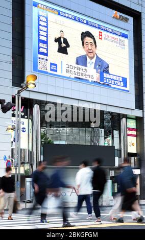 Tokyo, Giappone. 4 maggio 2020. Il primo ministro giapponese Shinzo Abe annuncia di estendere lo stato di emergenza su un grande schermo a Tokyo lunedì 4 maggio 2020. Il governo estenderà lo stato di emergenza fino alla fine di questo mese per combattere il nuovo coronavirus. Credit: Yoshio Tsunoda/AFLO/Alamy Live News Foto Stock