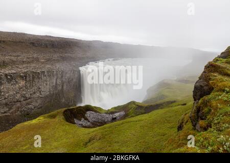 Vista a lunga esposizione della splendida cascata di Dettifoss nel Parco Nazionale di Vatnajökull, nel Nordest dell'Islanda. Foto Stock