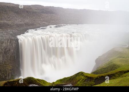 Vista a lunga esposizione della splendida cascata di Dettifoss nel Parco Nazionale di Vatnajökull, nel Nordest dell'Islanda. Foto Stock