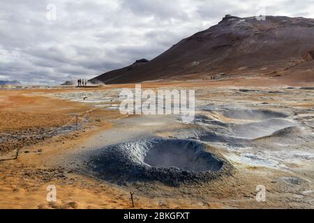 Solfataras, sorgenti di fango sulfureo nell'area geotermica di Námafjall (chiamata anche Hverir), Islanda. Foto Stock