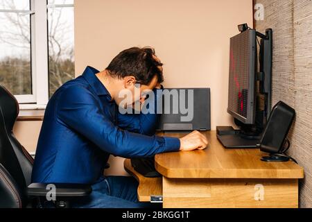 Uomo d'affari rotto di mezza età che tira i capelli fuori davanti al computer come mercato azionario, il suo business si blocca durante il covid 19 o Pandemics coronavirus Foto Stock