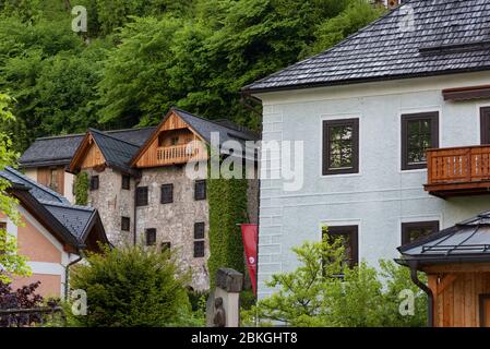 Tipiche case alpine austriache con fiori luminosi, Hallstatt, Austria, Europa Foto Stock