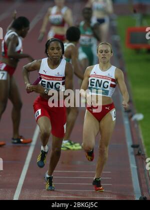 MANCHESTER - LUGLIO 30: Lisa Miller d'Inghilterra prende il testimone da Jenny Meadows d'Inghilterra nella semifinale 2 di relè femminile di 4 x 400 metri alla Città Foto Stock