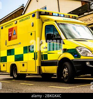 NHS Emergency Road Ambulance che partecipa a un incidente in Surrey, Regno Unito Foto Stock