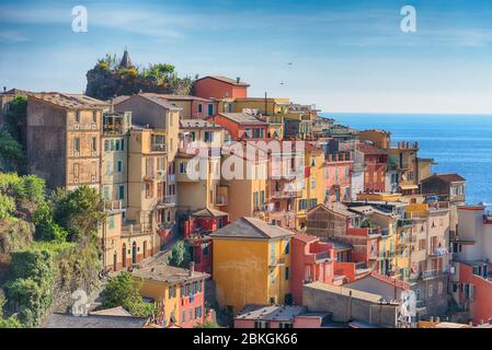 Magnifica vista giornaliera del paese di Manarola in una giornata estiva soleggiata. Manarola è uno dei cinque paesi famosi delle cinque Terre Five lands National Foto Stock