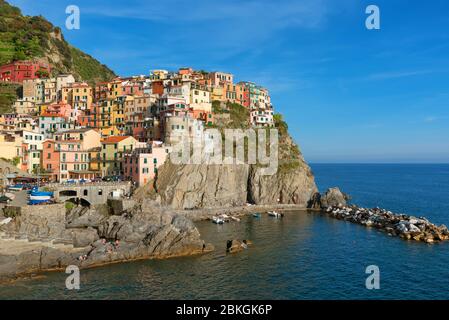 Magnifica vista giornaliera del paese di Manarola in una giornata estiva soleggiata. Manarola è uno dei cinque paesi famosi delle cinque Terre Five lands National Foto Stock