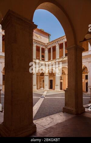 I chiostri del Chiostro del Bramante un edificio rinascimentale italiano a Roma Foto Stock