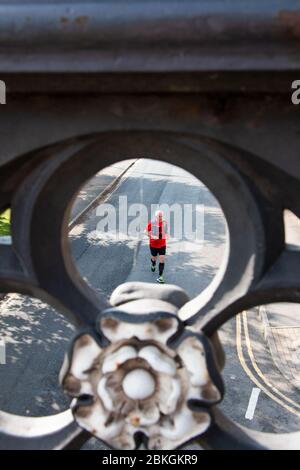 York, Regno Unito. Un uomo visto attraverso Skeldergate Bridge fuori per una corsa di mattina presto in estate. Foto Stock