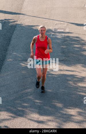 Una donna fuori per una corsa di mattina presto a York, Regno Unito. Foto Stock