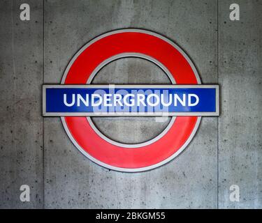 Cartello della metropolitana di Londra su una parete di cemento Foto Stock