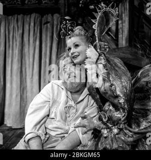 L'attore di Hollywood Charles Laughton come fondo sul palco con l'attrice Mary Ure nella produzione di Peter Hall del sogno di Midsummer Night di Shakespeare negli anni '50 Foto Stock