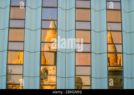 Il Bastione dei pescatori si riflette nelle finestre di un edificio moderno, Budapest, Ungheria Centrale, Ungheria Foto Stock