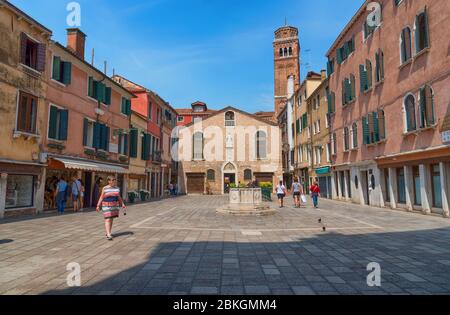 VENEZIA, ITALIA 23 MAGGIO 2017: Bella strada veneziana con vecchie case in una giornata di sole d'estate. Foto Stock