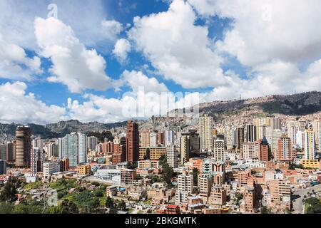 Vista panoramica della città di la Paz dal punto di vista del Parco di Laikakota Foto Stock