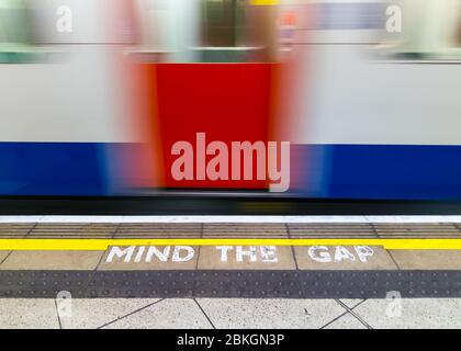 Attenzione al divario che si snodati nella metropolitana di Londra Foto Stock