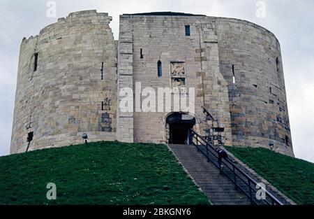 Clifford´s Tower, parte restante del Castello di York, 13 aprile 1983, York, Inghilterra, Gran Bretagna Foto Stock