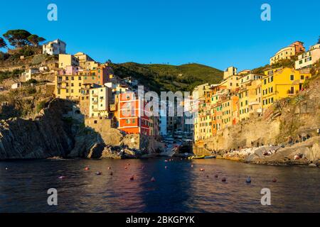 Luce del sole di impostazione sul comune di Riomaggiore - una delle Cinque Terre Liguria, Italia Foto Stock