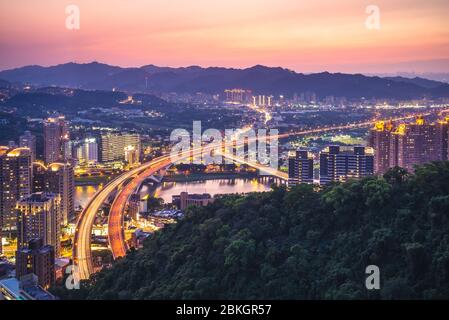 Vista notturna della nuova Taipei con l'autostrada Foto Stock