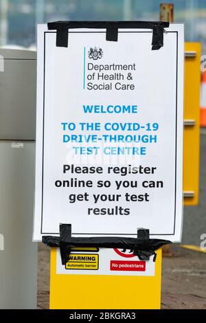 Glasgow, Scozia, Regno Unito. 4 maggio 2020. I test di coronavirus all'aeroporto di Glasgow nel parcheggio per soggiorni prolungati continuano a ritmo costante senza prove di coda all'ora di pranzo di oggi Credit: Kay Roxby/Alamy Live News Foto Stock