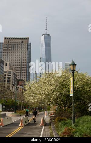 New York, USA, 2020 maggio, pista ciclabile lungo il fiume Hudson, il parco del fiume Hudson che si dirige verso la Freedom Tower durante l'arenamento di Coronavirus. Foto Stock