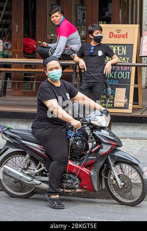 Il personale del ristorante con maschera facciale offre cibo da asporto durante le 19 pandemiche covide, Bangkok, Thailandia Foto Stock