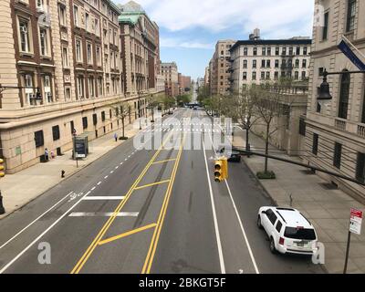 New York, USA, Maggio 2020, Panoramica di Amsterdam Avenue vista dalla Columbia University durante la chiusura di Coronavirsa con conseguente tranquilla autostrada. Foto Stock