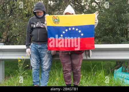 Bogota, Colombia. 29 aprile 2020. Centinaia di migranti venezuelani si sono risparmiati per pagare il viaggio in autobus che li avrebbe ridiretti nel loro paese. Tuttavia, oggi sono detenuti dalle autorità al casello di Los Andes situato sull'autostrada Nord a Bogotà. Credit: Daniel Garzon Herazo/ZUMA Wire/Alamy Live News Foto Stock