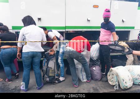 Bogota, Colombia. 29 aprile 2020. Centinaia di migranti venezuelani si sono risparmiati per pagare il viaggio in autobus che li avrebbe ridiretti nel loro paese. Tuttavia, oggi sono detenuti dalle autorità al casello di Los Andes situato sull'autostrada Nord a Bogotà. Credit: Daniel Garzon Herazo/ZUMA Wire/Alamy Live News Foto Stock