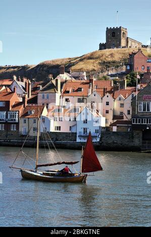 La riva orientale del fiume Esk sotto la Chiesa di Santa Maria, Whitby nello Yorkshire . Sede dell'Abbazia di Whitby e del famoso mercato del pesce, è anche dove Cap Foto Stock